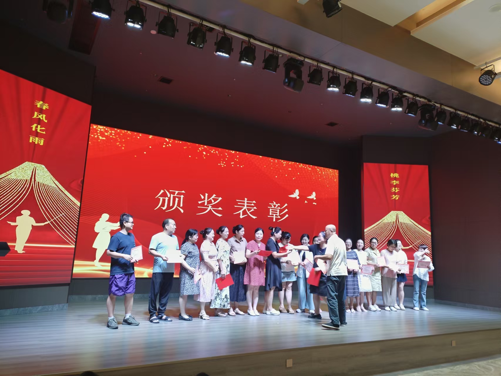 9月10日，曙光学校教师节文艺晚会在乐动手机网页版登录入口-乐动（中国）官网
溢香园酒店举办